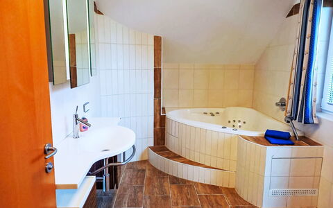 Astrid: Mobilia, Proprietà, Idraulico Fixture, Rubinetto, Costruzione, Lavello, Mobiletto Del Bagno, Legna, Cabinetry, Bagno