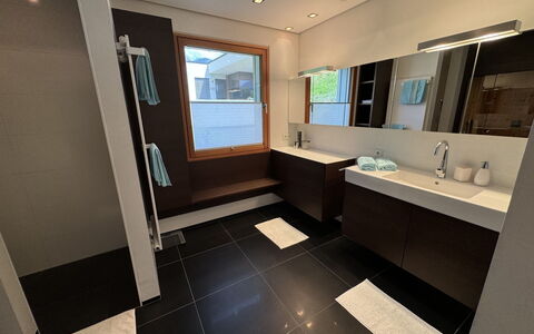Villa Renate: Specchio, Lavello, Rubinetto, Idraulico Fixture, Costruzione, Casa, Lavandino Del Bagno, Interior Design, Bagno