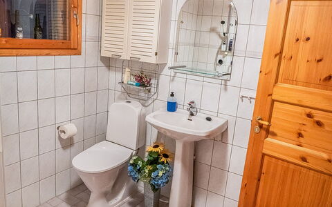 Villa Wirtanen: Lavandino Del Bagno, Bagno, Idraulico Fixture, Lavello, Toilet Seat, Pavimentazione, Gabinetto, Interior Design, Pavimento, Rubinetto
