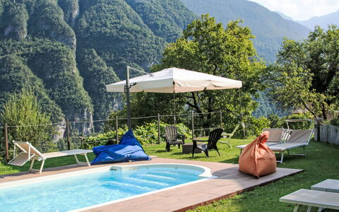 La Meridiana: Acqua, Montagna, Piscina, Pianta, Verde, Albero, Shade, Cielo, Mobili Da Esterno, Nube