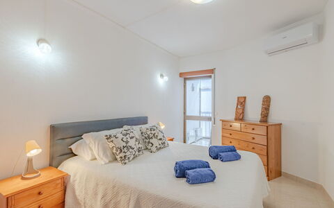 Excellent Seafront & Seaview: Mobilia, Interior Design, Letto, Pavimentazione, Camera Da Letto, Pavimento, Legna, Soffitto, Camera, Lenzuolo