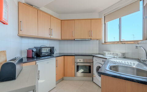 Excellent Seafront & Seaview: Cucina, Pavimentazione, Interior Design, Apparecchio Major, Controsoffitto, Cabinetry, Pavimento, Elettrodomestico Da Cucina, Appartamento, Mobilia