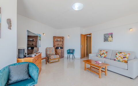 Excellent Seafront & Seaview: Pavimentazione, Interior Design, Pavimento, Mobilia, Soffitto, Appartamento, Sedia, Soggiorno, Cucina & Sala Da Pranzo Tavolo