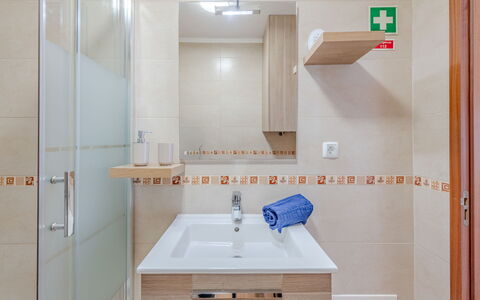 Excellent Seafront & Seaview: Pavimentazione, Idraulico Fixture, Lavandino Del Bagno, Bagno, Pavimento, Interior Design, Lavello, Rubinetto, Mobiletto Del Bagno, Idraulico