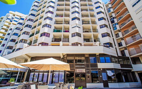 Excellent Seafront & Seaview: Pianta, Albero, Costruzione, Nube, Urban Design, Quartiere, Finestra, Tetto, Facciata, Immobiliare