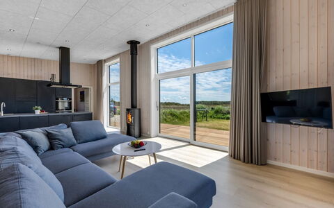 Marius - 400M from the Sea: Legna, Pavimentazione, Pavimento, Soggiorno, Soffitto, Pavimento In Legno, Divano, Appartamento, Latifoglie