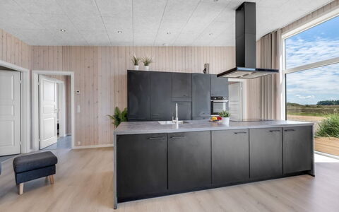 Marius - 400M from the Sea: Cucina, Pavimentazione, Controsoffitto, Legna, Pavimento, Interior Design, Cabinetry, Elettrodomestico Da Cucina, Mobilia, Soffitto