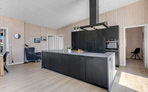 Marius - 400M from the Sea: Cucina, Legna, Pavimentazione, Controsoffitto, Soffitto, Pavimento, Pavimento In Legno, Interior Design, Mobilia, Cabinetry