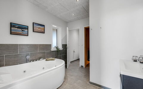 Marius - 400M from the Sea: Pavimentazione, Idraulico Fixture, Pavimento, Soffitto, Interior Design, Bagno, Idraulico, Lavello, Rubinetto, Camera