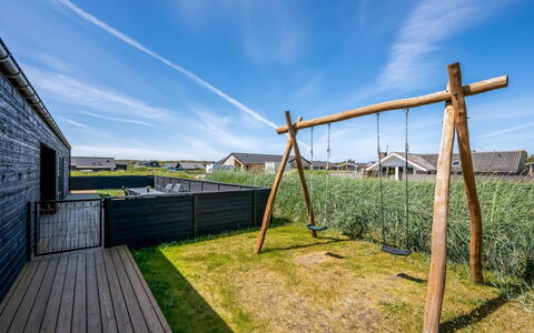 Marius - 400M from the Sea: Cielo, Lotto, Plank, Recinzione, Prato, Shade, Cortile, Home Scherma, Backyard, Latifoglie