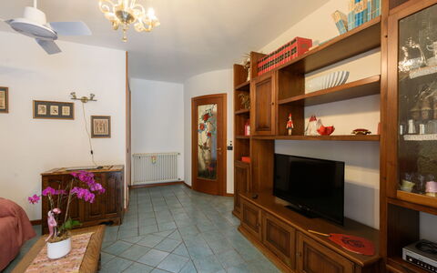 Le Rose di Rosanna: Proprietà, Mensola, Cabinetry, Cornice, Legna, Soggiorno, Interior Design, Illuminazione, Televisione, Pavimentazione