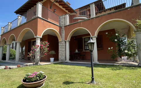 Le Rose di Rosanna: Pianta, Cielo, Proprietà, Costruzione, Shade, Erba, Casa, Vaso Di Fiori, Zona Residenziale, Finestra