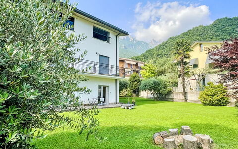 Danina: Pianta, Cielo, Costruzione, Nube, Finestra, Verde, Paesaggio Naturale, Casa, Albero, Lotto