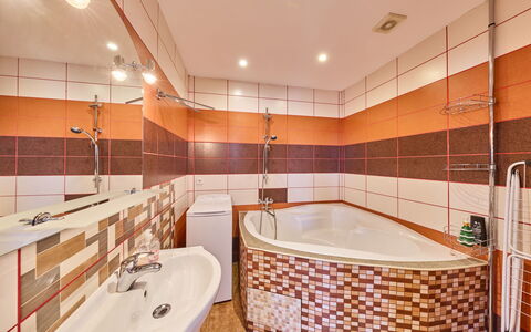 Desná V Jizerských Horách 841: Idraulico Fixture, Pavimentazione, Interior Design, Bagno, Pavimento, Soffitto, Vasca Da Bagno, Idraulico, Piastrella, Rubinetto