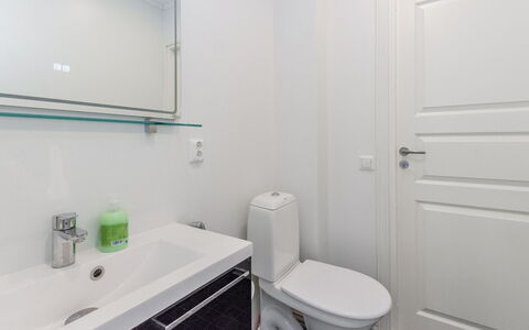 Levähdys: Bagno, Pavimentazione, Idraulico Fixture, Interior Design, Pavimento, Toilet Seat, Gabinetto, Lavandino Del Bagno, Lavello, Rubinetto