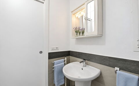 La Casa dei Nonni: Parete, Lavandino Del Bagno, Idraulico Fixture, Pavimentazione, Interior Design, Lavello, Pavimento, Bagno, Casa, Porta