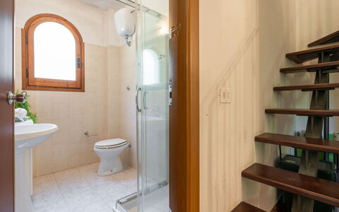 Approdo: Proprietà, Idraulico Fixture, Lavello, Finestra, Bagno, Interior Design, Costruzione, Architettura, Legna