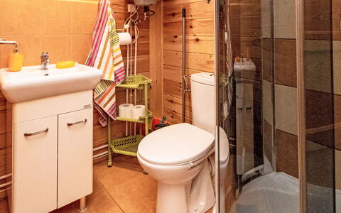 Zacisze Bałtyku: Toilet Seat, Gabinetto, Idraulico Fixture, Lavandino Del Bagno, Bagno, Legna, Interior Design, Pavimentazione, Lavello, Pavimento