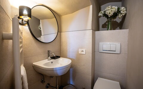 Appartamento Vagnucci: Specchio, Rubinetto, Lavandino Del Bagno, Lavello, Idraulico Fixture, Proprietà, Fotografia, Pianta, Bagno, Interior Design