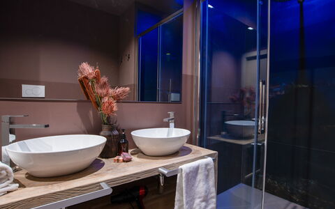 Villa Paradise: Rubinetto, Proprietà, Idraulico Fixture, Mobilia, Lavello, Costruzione, Viola, Bagno, Specchio, Interior Design