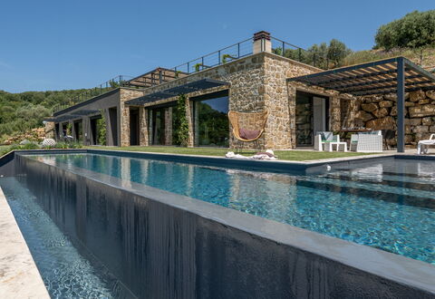 Villa Paradise: Acqua, Cielo, Proprietà, Azzurro, Corpo D'Acqua, Costruzione, Pianta, Piscina, Tempo Libero, Albero