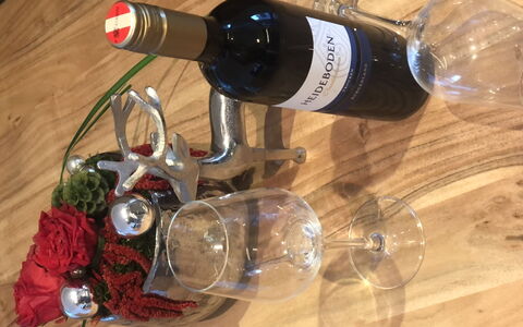 Hollersbach im Pinzgau 14: Bottiglia, Bicchieri, Tavola, Barware, Vino, Stemware, Tavolo, Bicchiere Di Vino, Bottiglia Di Vetro, Bevanda Alcolica