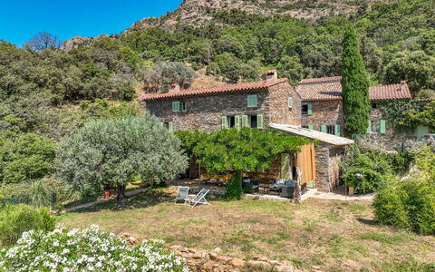 Les Glycines: Tavolo, Mobilia, Proprietà, Divano, Azzurro, Legna, Soggiorno, Interior Design, Pavimento, Comfort