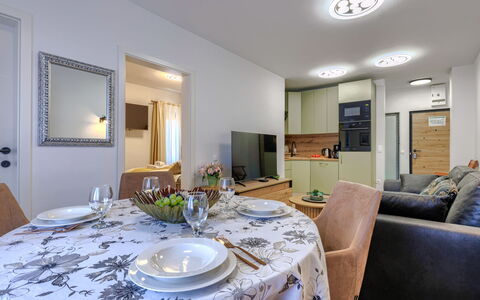 Darja: Tavolo, Mobilia, Proprietà, Divano, Azzurro, Legna, Soggiorno, Interior Design, Pavimento, Comfort