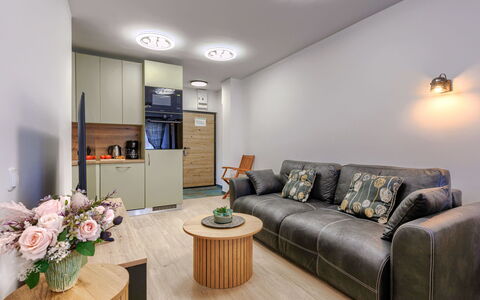 Darja: Tavolo, Mobilia, Proprietà, Divano, Azzurro, Legna, Soggiorno, Interior Design, Pavimento, Comfort