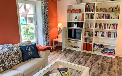 Laerchenshus: Mobilia, Proprietà, Divano, Libreria, Tavolo, Interior Design, Illuminazione, Legna, Soggiorno, Mensola