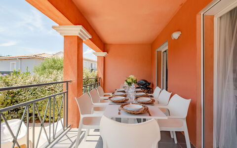 Villa de Stephanie: Proprietà, Mobilia, Tavolo, Costruzione, Pianta, Sedia, Architettura, Cielo, Interior Design, Legna