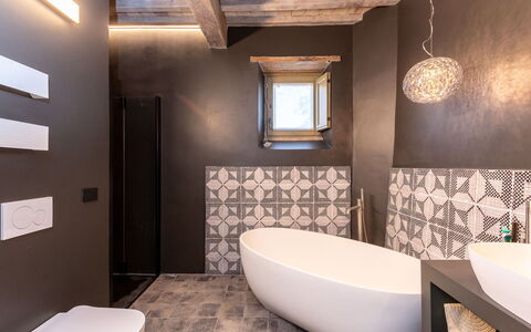 Oasi di Benessere Bio: Vasca Da Bagno, Proprietà, Idraulico Fixture, Bagno, Interior Design, Legna, Architettura, Pavimento, Rubinetto, Pavimentazione