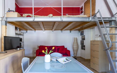 Florentine Careggi Loft: Tavolo, Mobilia, Proprietà, Costruzione, Tessile, Legna, Sedia, Interior Design, Tavola, Architettura
