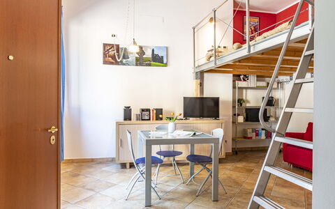 Florentine Careggi Loft: Tavolo, Proprietà, Mobilia, Libreria, Cornice, Costruzione, Scrivania, Legna, Interior Design, Scaffalature