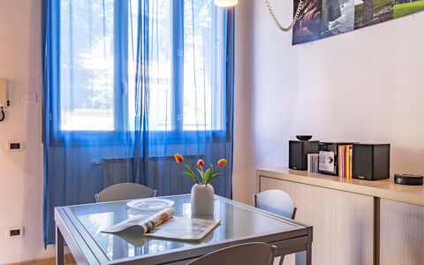 Florentine Careggi Loft: Tavolo, Mobilia, Costruzione, Proprietà, Finestra, Pianta, Fiore, Sedia, Legna, Interior Design