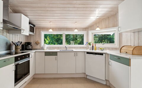Nea - 600M from the Sea: Cucina, Controsoffitto, Interior Design, Legna, Soffitto, Pavimentazione, Elettrodomestico Da Cucina, Apparecchio Major, Cabinetry, Pavimento