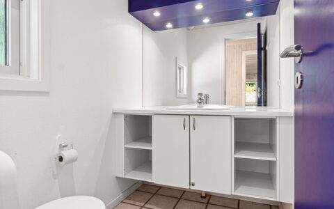 Nea - 600M from the Sea: Idraulico Fixture, Pavimentazione, Lavello, Bagno, Interior Design, Pavimento, Lavandino Del Bagno, Mobiletto Del Bagno, Rubinetto, Idraulico