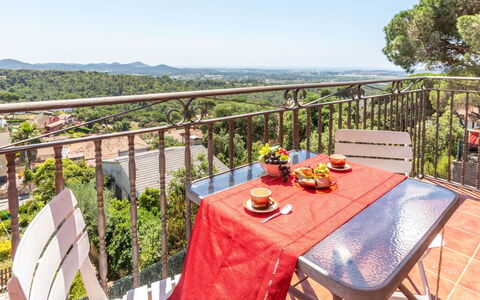Panoramic: Mobili Da Esterno, Sedia, Balcone, Tavolo Esterno, Recinzione, Eco Hotel, Cortile, Cucina & Sala Da Pranzo Tavolo, Backyard