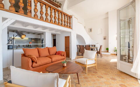 L'Arbois: Mobilia, Divano, Proprietà, Tavolo, Cornice, Legna, Interior Design, Sedia, Arancia, Soggiorno