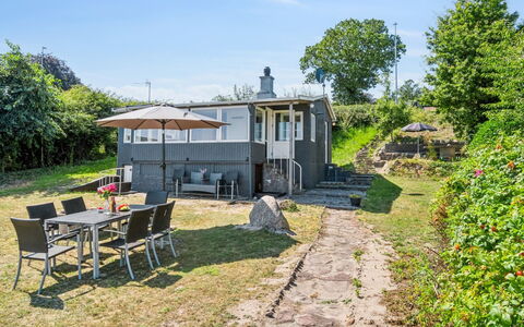 Silke - 10M from the Sea: Arbusto, Lotto, Villetta, Giardino, Prato, Prato, Cortile, Landscaping, Edifici Giardino