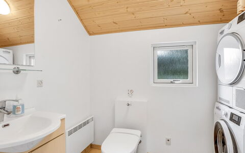 Dorde - 600M from the Sea: Pavimentazione, Interior Design, Pavimento, Idraulico Fixture, Legna, Soffitto, Lavello, Bagno, Rubinetto, Lavandino Del Bagno