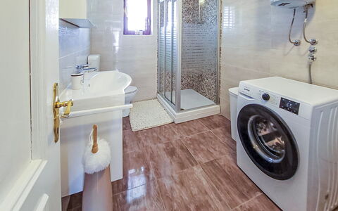 Sonja: Pavimentazione, Pavimento, Interior Design, Idraulico Fixture, Lavatrice, Soffitto, Lavello, Camera, Illuminazione, Bagno