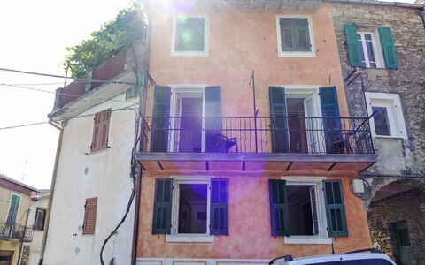 Alberto: Auto, Finestra, Costruzione, Veicolo, Veicolo A Motore, Automotive Esterno, Zona Residenziale, Immobiliare, Facciata