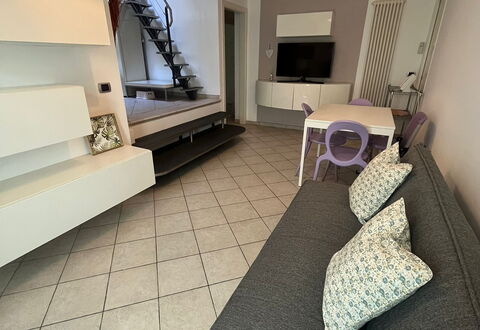 Bell'aria Apartment: Proprietà, Costruzione, Comfort, Illuminazione, Legna, Interior Design, Architettura, Lampada, Pavimentazione, Pavimento