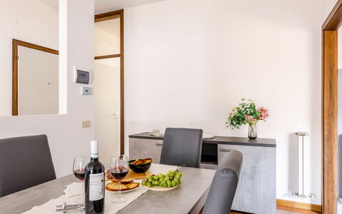 Fano Suite Apartment: Tavolo, Mobilia, Tavola, Bottiglia, Comfort, Arancia, Vaso Di Fiori, Pianta Della Casa, Legna, Costruzione