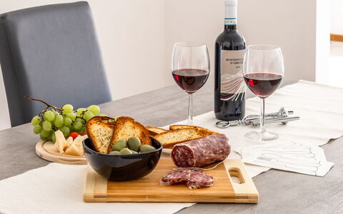 Fano Suite Apartment: Cibo, Tavola, Stemware, Tavolo, Vino, Bicchiere Di Vino, Piatto, Bottiglia, Bicchieri