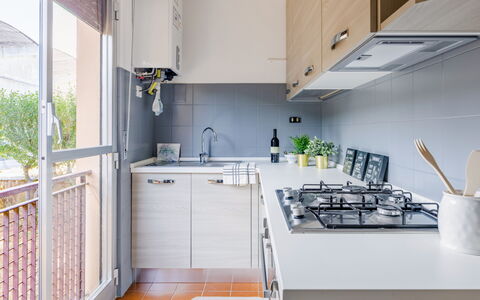 Fano Suite Apartment: Lavandino Della Cucina, Cabinetry, Costruzione, Controsoffitto, Rubinetto, Lavello, Cucina Stufa, Elettrodomestico Da Cucina, Cucina, Casa