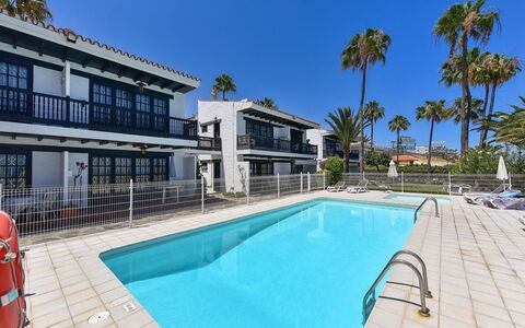 Ocean Views Arpones 16: Acqua, Cielo, Pianta, Piscina, Costruzione, Azzurro, Albero, Tempo Libero, Corpo D'Acqua, Condominio
