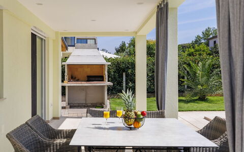 Kalina: Tavolo, Costruzione, Pianta, Legna, Interior Design, Shade, Soggiorno, Pavimento, Sedia, Parete