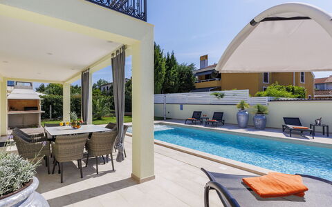Kalina: Pianta, Acqua, Mobilia, Proprietà, Cielo, Shade, Piscina, Mobili Da Esterno, Vaso Di Fiori, Illuminazione